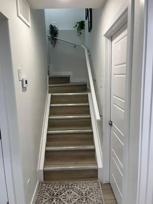 Parkside Basement Suite Edmonton 0*,  Canadá