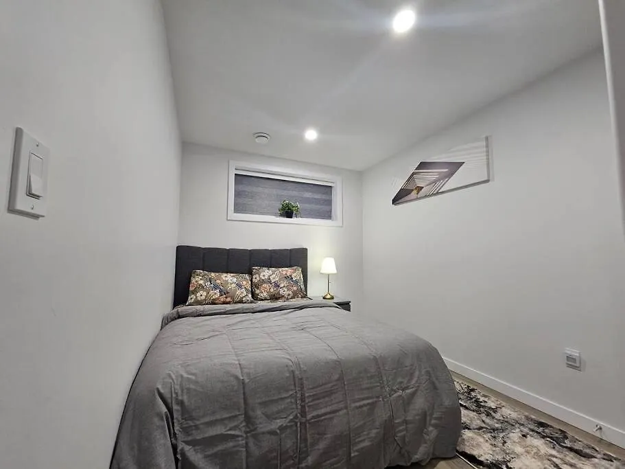 Parkside Basement Suite Edmonton 0*,  Canadá